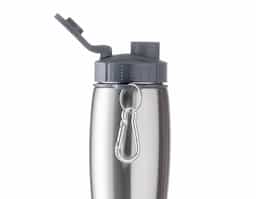 Squeeze inox 750ml com tampa plástica rosqueável e abertura superior, acompanha mosquetão. Tem a parte inferior emborrachada.