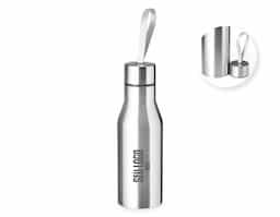Garrafa de inox com capacidade de 500ml, equipada com tampa rosqueável e alça de nylon embutida na tampa, facilitando o transporte. Resistente e funcional para uso diário.