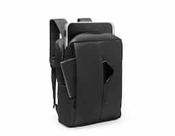 Mochila de poliéster com capacidade de 21 litros, ideal para trabalho ou escola. Possui alças ajustáveis, dois compartimentos, sendo um principal com divisórias, entrada USB e espaço para notebook de até 14". Conta ainda com bolso extra com zíper e engate para mala de viagem.