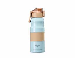 A squeeze térmica que vai te acompanhar em todos os momentos! Com 450ml de capacidade, ela é feita em inox SUS 304, trazendo resistência e praticidade para o dia a dia. A tampa rosqueável plástica com trava garante aquele toque de segurança, e a alça flexível facilita o transporte para qualquer lugar. Além disso, conta com um detalhe emborrachado removível, oferecendo uma pegada firme. Leve, prática e cheia de estilo para uma hidratação com muito mais conforto!