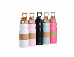 A squeeze térmica que vai te acompanhar em todos os momentos! Com 450ml de capacidade, ela é feita em inox SUS 304, trazendo resistência e praticidade para o dia a dia. A tampa rosqueável plástica com trava garante aquele toque de segurança, e a alça flexível facilita o transporte para qualquer lugar. Além disso, conta com um detalhe emborrachado removível, oferecendo uma pegada firme. Leve, prática e cheia de estilo para uma hidratação com muito mais conforto!