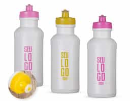 Squeeze de 500ml fabricado em plástico livre de BPA. Apresenta detalhe em relevo na parte superior e tampa rosqueável com bico de silicone, que proporciona praticidade no uso diário.