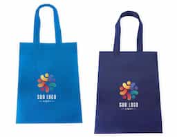 Uma substituta à altura para as sacolas plásticas por gerar menos impacto ao meio ambiente, esta sacola de TNT resistente à água com par de alças permite carregar itens leves do dia a dia ou ainda kits para eventos e campanhas promocionais. Possui costura termosselada que oferece ainda mais resistência e segurança à sacola, tornando-a ainda mais durável.