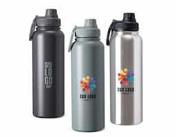 Garrafa térmica de inox com capacidade de até 1,2 litro. Possui pintura eletrostática durável, parede dupla com isolamento a vácuo e tampa rosqueável, que ajudam a conservar a temperatura e evitar vazamentos. Acompanha alça circular magnética compatível com iPhones da Apple.