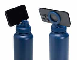 Garrafa térmica de inox com capacidade de até 1,2 litro. Possui pintura eletrostática durável, parede dupla com isolamento a vácuo e tampa rosqueável, que ajudam a conservar a temperatura e evitar vazamentos. Acompanha alça circular magnética compatível com iPhones da Apple.