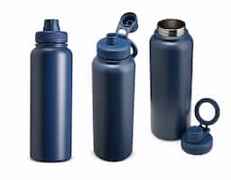 Garrafa térmica de inox com capacidade de até 1,2 litro. Possui pintura eletrostática durável, parede dupla com isolamento a vácuo e tampa rosqueável, que ajudam a conservar a temperatura e evitar vazamentos. Acompanha alça circular magnética compatível com iPhones da Apple.