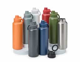 Garrafa térmica de inox com capacidade de até 1,2 litro. Possui pintura eletrostática durável, parede dupla com isolamento a vácuo e tampa rosqueável, que ajudam a conservar a temperatura e evitar vazamentos. Acompanha alça circular magnética compatível com iPhones da Apple.