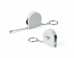 Um chaveiro plástico de trena é o item ideal para quem gosta de tudo sob medida. Sua fita de aço tem o alcance de até 2 metros e, além disso, apresenta suas medidas em pés e polegadas, o que a torna uma ferramenta versátil para fazer medições mais simples no dia a dia. Conta ainda com uma trava de segurança de fácil acionamento: basta deslizar que a fita é contida totalmente no trecho desejado, além de uma argola de metal para encaixar chaves ou conectar a outro chaveiro.