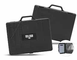 Um kit completo para ajudar na preparação de um churrasco inteiro e deixar o momento de confraternização ainda melhor. Este conjunto traz 7 itens, incluindo 1 tábua em plástico, 1 chaira em aço inox, e 5 facas em tamanhos diferentes do mesmo material: 1 faca de legumes (com 3 polegadas de lâmina), 1 faca de cozinha (com lâmina de 4 polegadas), 1 faca de desossar (com lâmina de 5 polegadas), 1 faca trinchante (com lâmina de 7 polegadas) e 1 faca peixeira (com lâmina de 8 polegadas). Tudo isso acompanhada por uma elegante maleta para facilitar a organização e o transporte do kit.