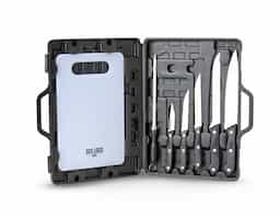 Um kit completo para ajudar na preparação de um churrasco inteiro e deixar o momento de confraternização ainda melhor. Este conjunto traz 7 itens, incluindo 1 tábua em plástico, 1 chaira em aço inox, e 5 facas em tamanhos diferentes do mesmo material: 1 faca de legumes (com 3 polegadas de lâmina), 1 faca de cozinha (com lâmina de 4 polegadas), 1 faca de desossar (com lâmina de 5 polegadas), 1 faca trinchante (com lâmina de 7 polegadas) e 1 faca peixeira (com lâmina de 8 polegadas). Tudo isso acompanhada por uma elegante maleta para facilitar a organização e o transporte do kit.