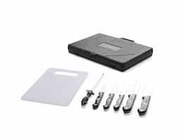 Um kit completo para ajudar na preparação de um churrasco inteiro e deixar o momento de confraternização ainda melhor. Este conjunto traz 7 itens, incluindo 1 tábua em plástico, 1 chaira em aço inox, e 5 facas em tamanhos diferentes do mesmo material: 1 faca de legumes (com 3 polegadas de lâmina), 1 faca de cozinha (com lâmina de 4 polegadas), 1 faca de desossar (com lâmina de 5 polegadas), 1 faca trinchante (com lâmina de 7 polegadas) e 1 faca peixeira (com lâmina de 8 polegadas). Tudo isso acompanhada por uma elegante maleta para facilitar a organização e o transporte do kit.
