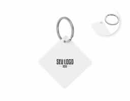 Chaveiro de acrílico em formato quadrado, frente, verso liso. Possui prendedor de plástico que conecta a argola metálica.