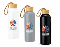 Garrafa de alumínio com capacidade de até 800ml. Feita com material de alta resistência, é uma opção prática para o dia a dia. Além disso, possui tampa rosqueável de bambu com uma alça de corda do mesmo material para facilitar o transporte.
