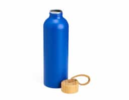 Garrafa de alumínio com capacidade de até 800ml. Feita com material de alta resistência, é uma opção prática para o dia a dia. Além disso, possui tampa rosqueável de bambu com uma alça de corda do mesmo material para facilitar o transporte.