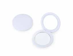Compacto e funcional, este espelho duplo de bolso é produzido em material plástico. Seu design diferenciado conta com centro plano e bordas em declive, proporcionando um acabamento moderno e elegante.