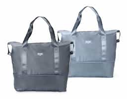Muito mais espaço e praticidade em uma só bolsa esportiva para carregar equipamentos, calçados e roupas até academias, quadras, estúdios ou viagens em geral. Feita em poliéster resistente à água, ela possui um compartimento expansível que, quando aberto em zíper, aumenta a capacidade máxima da bolsa para até 26 litros. Além do amplo espaço interno com direito a bolso para organização de objetos menores, também apresenta bolso externo com área para o encaixe de alças de malas de viagem e, com isso, é possível criar combinações práticas em deslocamentos.