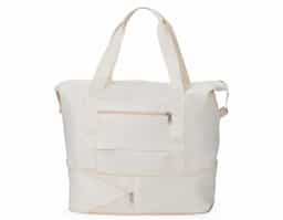 Muito mais espaço e praticidade em uma só bolsa esportiva para carregar equipamentos, calçados e roupas até academias, quadras, estúdios ou viagens em geral. Feita em poliéster resistente à água, ela possui um compartimento expansível que, quando aberto em zíper, aumenta a capacidade máxima da bolsa para até 26 litros. Além do amplo espaço interno com direito a bolso para organização de objetos menores, também apresenta bolso externo com área para o encaixe de alças de malas de viagem e, com isso, é possível criar combinações práticas em deslocamentos.