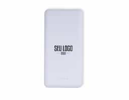 Não fique sem bateria nos momentos mais importantes do dia com o power bank de 10.000 mAh. Recarregue smartphones com toda a praticidade e rapidez utilizando uma de suas quatro entradas disponíveis: 2 portas USB, 1 porta Micro USB e outra USB-C. Com quatro luzes de LED para indicar a funcionalidade do carregador além de um botão lateral para fazer a ligação do dispositivo e iniciar a recarga. Sua entrada micro-USB 5V=2.1A e saída USB 5V=2.1A permitem aproveitamento de alto desempenho para um dia a dia tranquilo e livre de preocupações com a bateria do smartphone acabar na hora mais crucial. Não acompanha cabo USB.