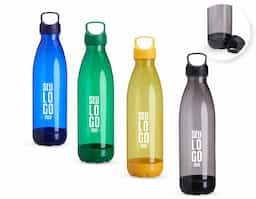 Toda boa rotina de hidratação pede por uma boa garrafa para acompanhar cada jornada. Com capacidade de até 680ml e feita em PVC, esta garrafa é uma opção sob medida para quem está sempre em movimento. Sua tampa rosqueável é feita em plástico ABS com alça fixa para facilitar o transporte ou mantê-la pendurada em algo. Além disso, ela conta com fundo removível para facilitar a higiene e diminuir o contato direto com sujeiras.