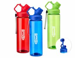 Squeeze de plástico com capacidade máxima de até 750ml. Com tampa rosqueável e articulada, o squeeze acompanha uma alça de nylon para facilitar o transporte, tornando-a uma peça prática e indispensável para uma hidratação regular para o dia a dia.