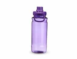 Uma garrafa plástica para deixar a sua rotina de hidratação mais ágil. Com capacidade máxima de 800ml, a garrafa possui design ergonômico para tornar seu uso ainda mais agradável. Também possui uma tampa de plástico rosqueável com uma proteção adicional ao bocal para uma camada extra de higiene. Além disso, ela conta com uma alça flexível para facilitar seu transporte.