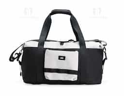 Bolsa esportiva de 18?L feita em poliéster e malha, resistente à água. Ideal para transportar uniformes, calçados e equipamentos, possui dois bolsos internos e dois externos. Conta com alças de mão com fecho em velcro e alça transversal removível e ajustável, oferecendo praticidade no transporte.