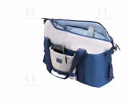 Bolsa esportiva de 18?L feita em poliéster e malha, resistente à água. Ideal para transportar uniformes, calçados e equipamentos, possui dois bolsos internos e dois externos. Conta com alças de mão com fecho em velcro e alça transversal removível e ajustável, oferecendo praticidade no transporte.