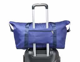 Bolsa esportiva com capacidade expansível de até 32 litros, ideal para transportar roupas, calçados e equipamentos. Feita em poliéster resistente à água, possui alças reforçadas, dois bolsos internos (um com zíper e outro dividido) e bolso externo. O compartimento inferior permite ampliar o espaço conforme a necessidade.