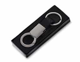 Chaveiro produzido com combinação de liga de zinco, ferro e alumínio, oferecendo alta durabilidade, resistência à corrosão e um acabamento sofisticado. Ideal para uso pessoal, brindes promocionais ou ações corporativas. Seu design versátil e robusto agrega valor à sua marca e praticidade ao dia a dia.