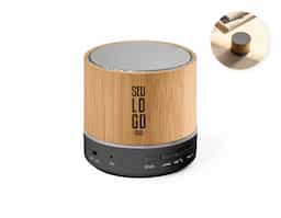 Caixa de som portátil com microfone, em bambu e ABS 100% reciclado, com transmissão sem fios BT 5.3. Tem potência de 3W, bateria com 400 mAh e autonomia aproximada de 4h30. Permite ainda as funções de atender chamadas, leitor de cartões microSD, entrada AUX e reprodução automática via porta USB-A. Incluso cabo de carregamento USB.