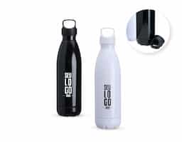 Garrafa de 680ml feita em PVC, ideal para o dia a dia. Possui tampa rosqueável em ABS com alça fixa para transporte ou fixação em mochilas. Conta ainda com fundo removível, o que facilita a limpeza e evita contato direto com superfícies. Projetada para praticidade em rotinas movimentadas.