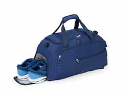 Esta é uma bolsa esportiva que traz a combinação de versatilidade e praticidade em um design destacado. Feita em Oxford resistente à água e com capacidade de 42 litros, ela conta com espaço de sobra para armazenar trajes e equipamentos esportivos graças aos seus 4 compartimentos principais amplos, incluindo um bolso lateral mais espaçoso para carregar objetos à parte de outros itens, como calçados ou roupas molhadas. Além disso, a bolsa pode ser transportada de três formas diferentes: pela horizontal e com as mãos através do par de alças reforçadas com uma liga com fechamento em velcro para junção, também pela horizontal, com os ombros, adicionando a alça transversal removível ou ainda na vertical ao montar as alças para as costas localizadas na parte traseira, transformando-a em uma mochila convencional, com o bolso amplo da lateral ocupando o papel de abertura principal.