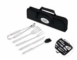Um kit ideal para acompanhar momentos de confraternização marcantes que apenas um bom churrasco pode proporcionar. O nosso kit traz 5 itens em aço inox indispensáveis para preparar um bom churrasco: 1 faca de 6,2 polegadas de lâmina, um garfo, 1 espátula, 1 pincel com cerdas de silicone e 1 pegador. Além disso, ele acompanha um estojo de nylon com um par de alças fixas para dar maior facilidade de transporte, além de uma placa metálica personalizável com verso autoadesivo.