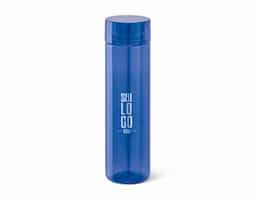 Squeeze fabricado em Tritan, material premium livre de BPA, conhecido por sua alta resistência, transparência e durabilidade. Com capacidade de até 790 mL, é ideal para hidratação durante atividades físicas, no trabalho ou no dia a dia. Produto moderno, leve e reutilizável.