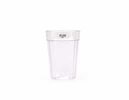 Copo em plástico PS Cristal transparente, com capacidade de 190 ml. Seu design prático o torna ideal para diversas ocasiões, como café, água, suco, refrigerante ou bebidas em momentos de lazer, sendo uma opção versátil para uso doméstico ou profissional.