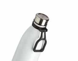 Garrafa de inox com capacidade de 1,1 litros, ideal para armazenar bebidas quentes ou frias. Possui tampa rosqueável que evita vazamentos e alça plástica para facilitar o transporte, sendo prática para o uso diário ou em deslocamentos.