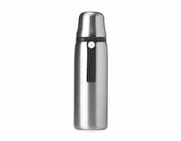 Garrafa térmica feita em inox 304 com parede dupla, capacidade de 850ml. Com alça emborrachada para transporte, a garrafa contém filtro infusor, tampa com botão de acionamento e tampa externa utilizável como copo.