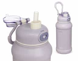 Garrafa térmica inox de 850ml com parede dupla e isolamento a vácuo, ideal para conservar a temperatura dos líquidos. Possui tampa plástica com alça reforçada, trava de segurança no bocal e canudo reutilizável. Design esportivo e robusto, pensada para uso prático no dia a dia.