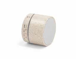 Caixa de som portátil com microfone, feita de fibra de palha de trigo e ABS reciclado. Possui BT 5.3, potência de 3W, bateria de 400 mAh e autonomia de cerca de 4h30. Conta com leitor de cartão microSD, entrada AUX, USB-A, e atende chamadas. Acompanha cabo USB e caixa kraft reutilizável como suporte.