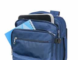 Mochila de 17L feita em poliéster impermeável, com alça retrátil em metal, botão e freios em plástico. Possui diversos bolsos: dois frontais, um lateral em tela, um interno em tela e um superior para guardar a alça. Pode ser usada nas costas ou como mala de mão, com alças superior e lateral reforçadas.