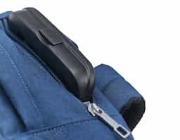 Mochila de 17L feita em poliéster impermeável, com alça retrátil em metal, botão e freios em plástico. Possui diversos bolsos: dois frontais, um lateral em tela, um interno em tela e um superior para guardar a alça. Pode ser usada nas costas ou como mala de mão, com alças superior e lateral reforçadas.