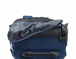 Mochila de 17L feita em poliéster impermeável, com alça retrátil em metal, botão e freios em plástico. Possui diversos bolsos: dois frontais, um lateral em tela, um interno em tela e um superior para guardar a alça. Pode ser usada nas costas ou como mala de mão, com alças superior e lateral reforçadas.