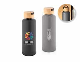 Garrafa em aço inox (90% reciclado) de parede dupla térmica, isolada a vácuo. Parede com revestimento em pó oferecendo mais durabilidade e resistência. Tampa em bambu com pega em plástico que facilita o transporte. Grande capacidade até 1.2 L.