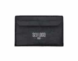 Porta-cartão confeccionado em couro sintético de acabamento elegante, com duas divisórias frontais para cartões e verso liso, ideal para uso corporativo ou brinde promocional sofisticado.