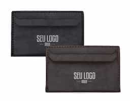Porta-cartão confeccionado em couro sintético de acabamento elegante, com duas divisórias frontais para cartões e verso liso, ideal para uso corporativo ou brinde promocional sofisticado.