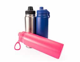 Garrafa térmica em inox com design moderno e funcional, ideal para acompanhar sua rotina com praticidade e estilo. Possui capacidade de 750ml, parede dupla com isolamento a vácuo e cesto infusor interno de 5cm em inox, perfeita para o preparo de chás. Seu sistema de vedação evita vazamentos e mantém a temperatura por mais tempo, sem transmitir calor ou frio ao toque. A tampa rosqueável com proteção no bocal e a alça flexível garantem segurança e mobilidade no uso diário. Um item versátil, durável e indispensável para quem busca desempenho e elegância no dia a dia.