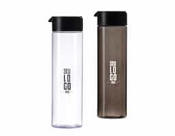Ideal para acompanhar sua rotina com praticidade, esta garrafa é a escolha perfeita para manter a hidratação em dia em qualquer lugar. Fabricada em PVC resistente e leve, possui capacidade de 700ml, tampa rosqueável segura e alça circular integrada, que facilita o transporte na mão ou permite pendurar em mochilas, ganchos e alças. Funcional e versátil, é perfeita para o dia a dia, atividades ao ar livre, trabalho ou academia.