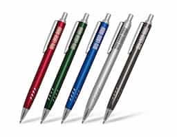 Caneta fabricada em metal, equipada com carga esferográfica na cor azul. Seu mecanismo de acionamento é feito por clique, proporcionando praticidade no uso.