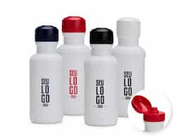 Squeeze em plástico PEAD, com capacidade de 500 ml. Possui tampa rosqueável que protege o bocal e evita vazamentos, sendo uma opção prática e eficiente para hidratação no dia a dia.