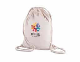 Sacola/mochila produzida em algodão 145g/m², material leve, resistente e sustentável. Possui alças ajustáveis que permitem uso tanto como sacola quanto como mochila, oferecendo praticidade no dia a dia. Ideal para eventos, feiras, ações promocionais ou uso pessoal, com excelente área para personalização da sua marca.